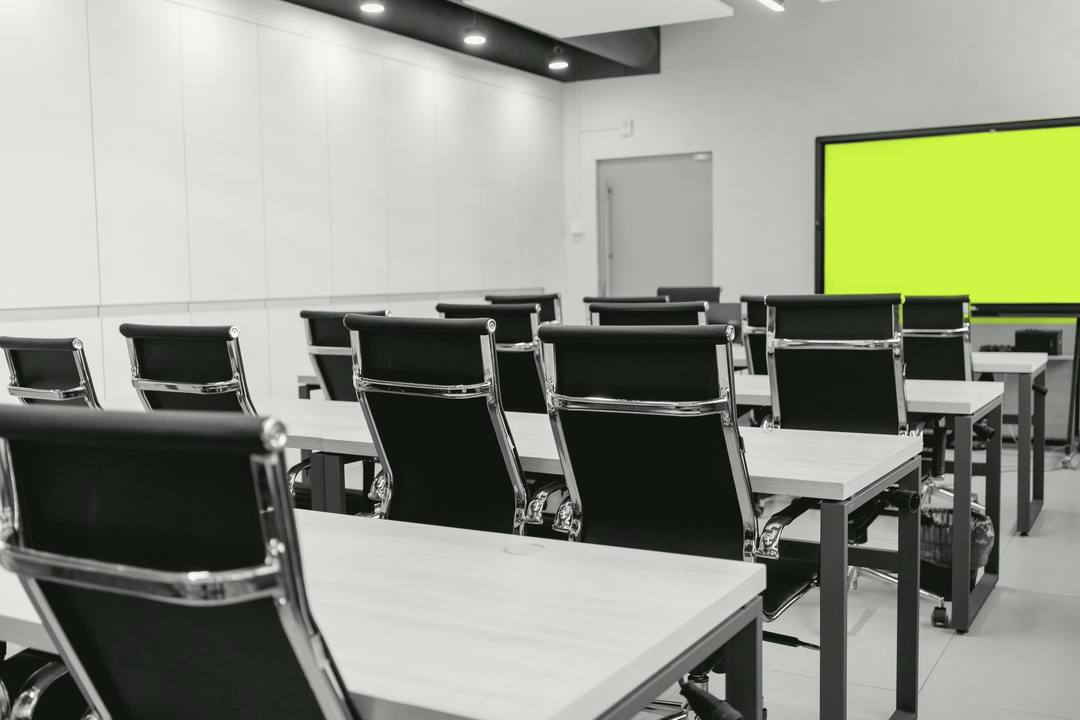 La sala corsi con i banchi e lo schermo grande