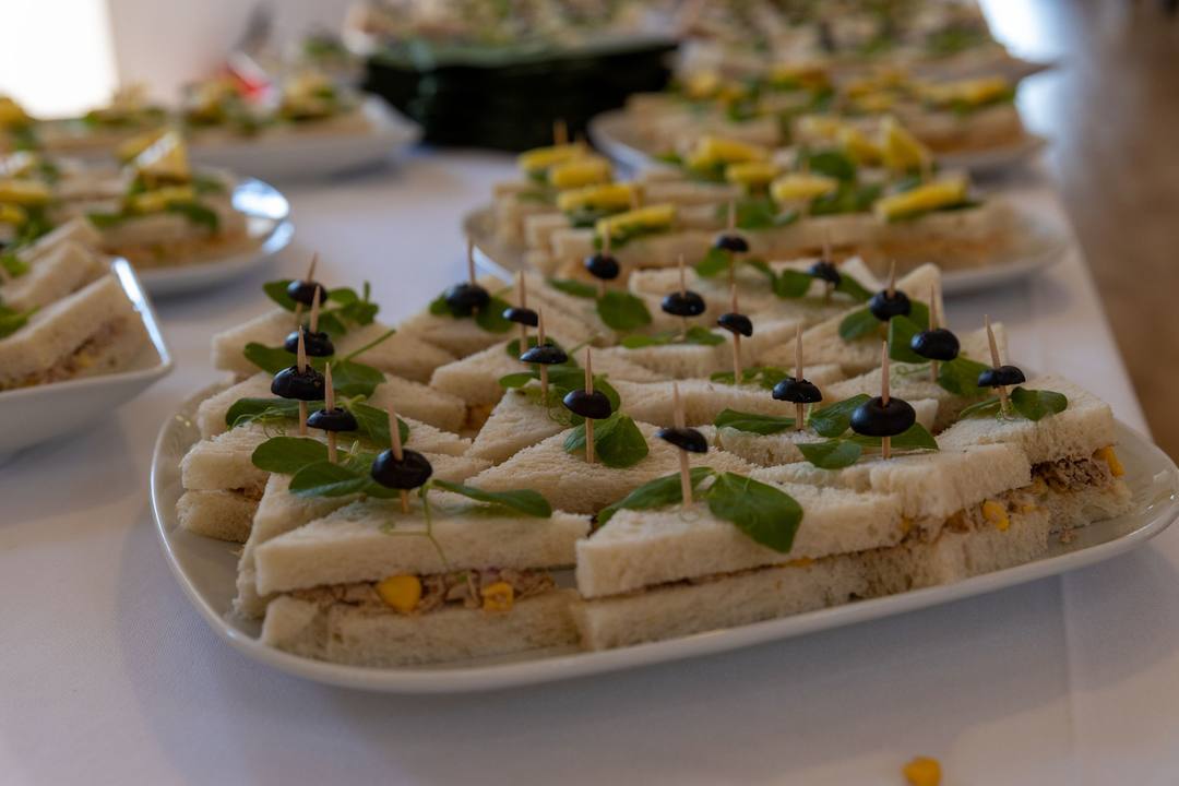 Tramezzini e panini pronti su un tavolo per il pranzo di un corso
